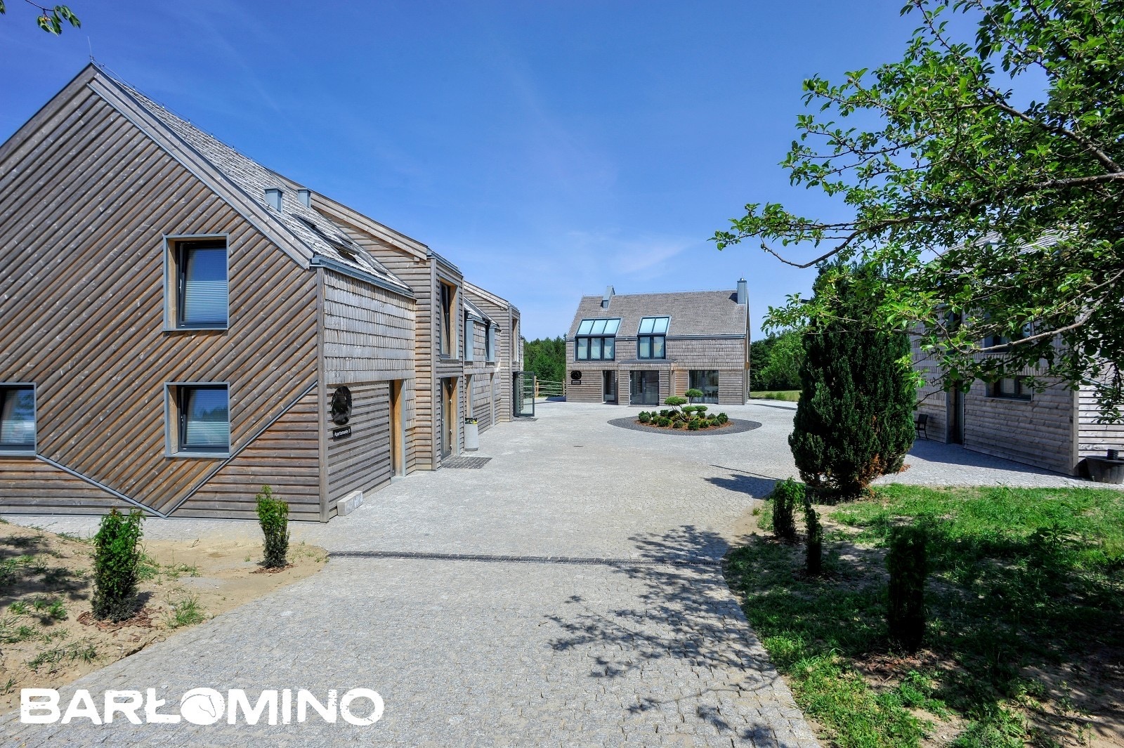Budynki apartamentów z drewnianą elewacją